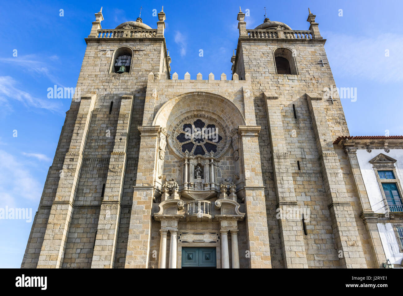 Facciata fronta del cattolica romana Se Cathedral in Porto città sulla Penisola Iberica, la seconda più grande città in Portogallo Foto Stock