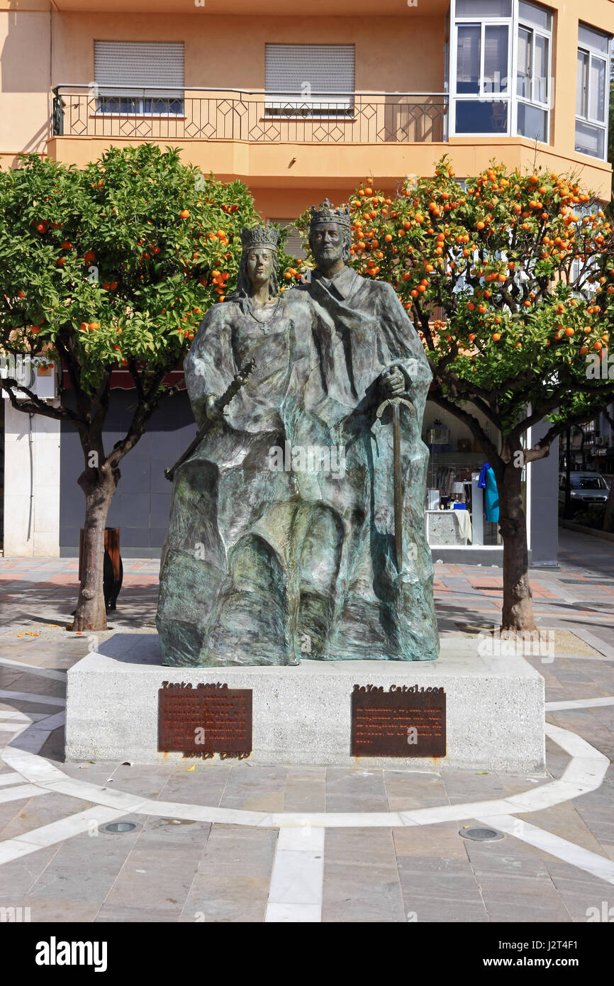 Statua di re Fernando II e sua moglie, la Regina Isabel, noto come Reyes Catholicos (monarchi cattolici), Fuengirola, Spagna Foto Stock