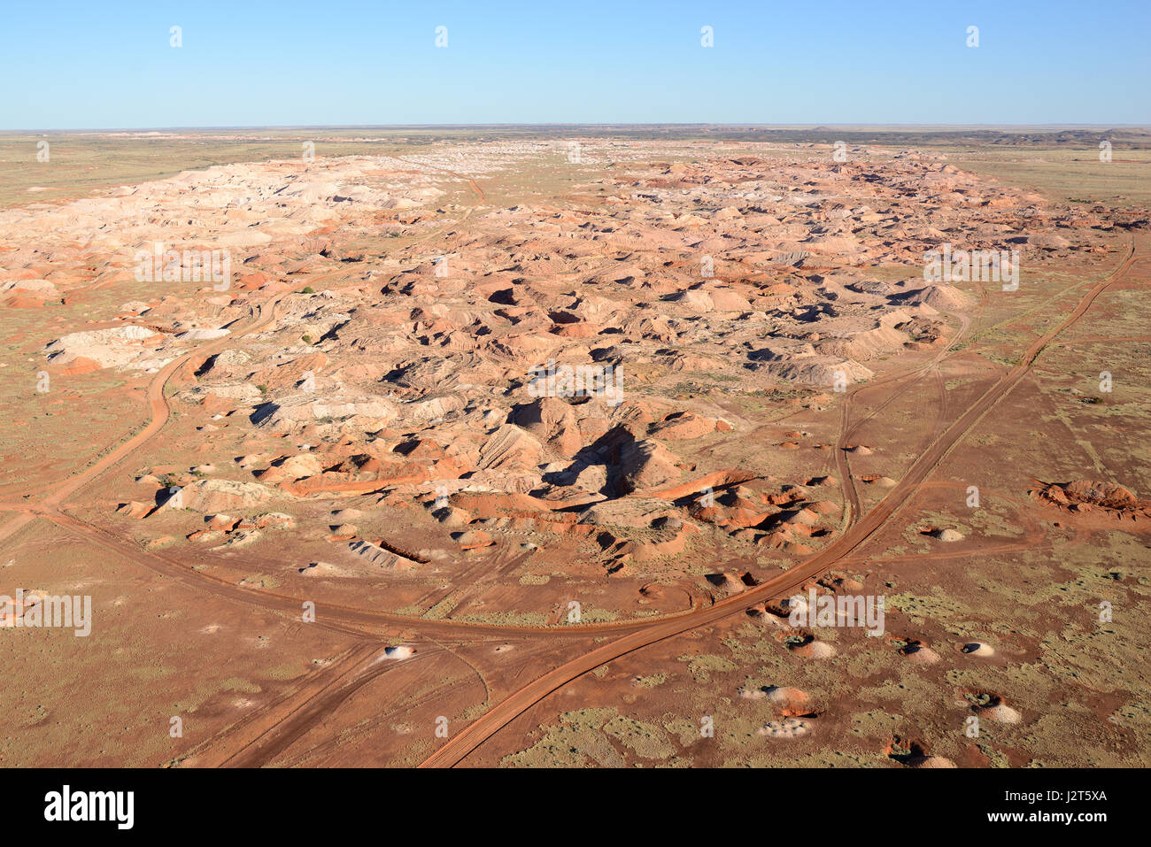 VISTA AEREA. Residui di una grande operazione di estrazione opale. Coober Pedy, Australia Meridionale, Australia. Foto Stock