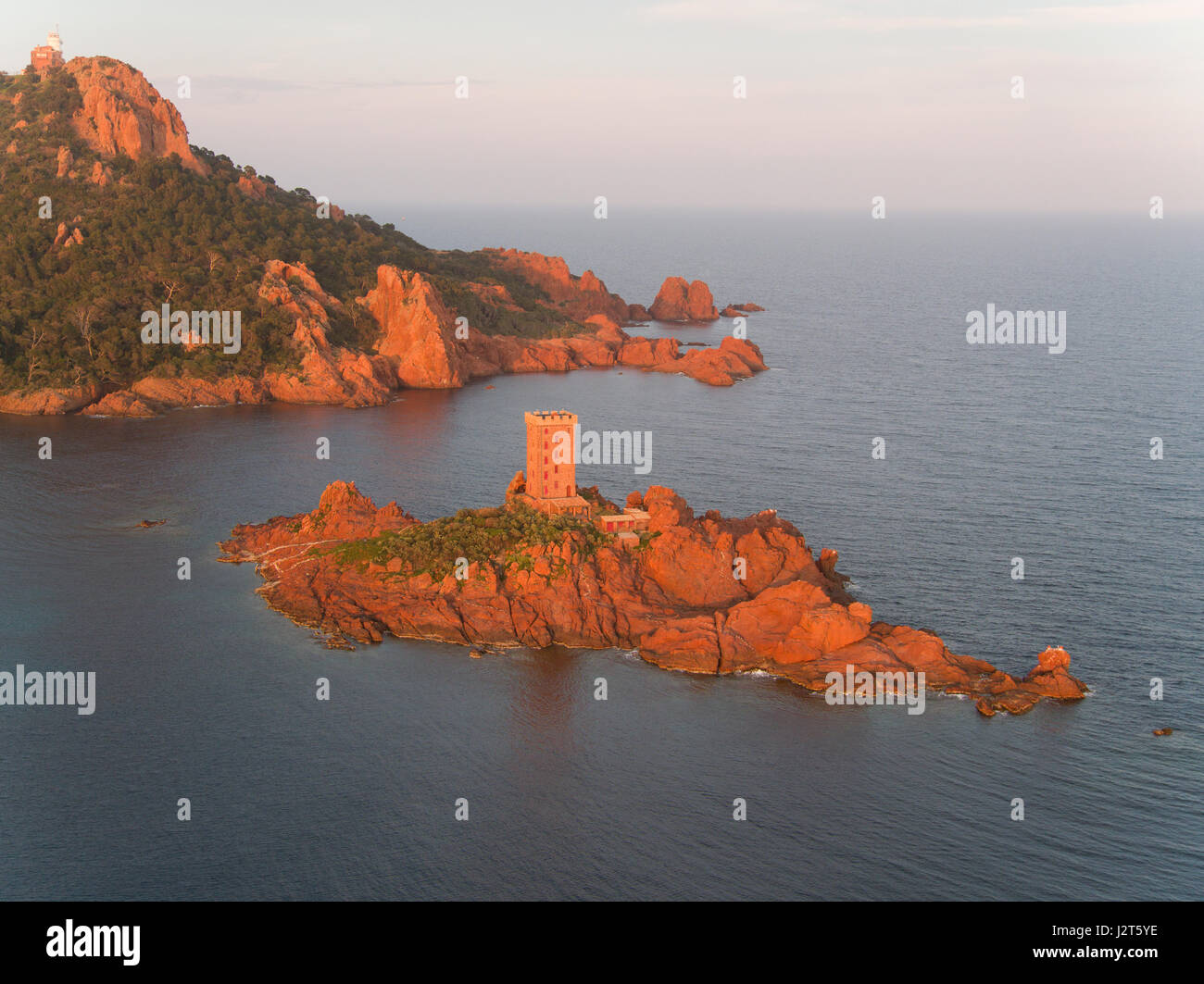 VISTA AEREA. Ultima luce del giorno su l'Île d'Or e Cap du Dramont. Saint-Raphaël, Estérel Massif, Var, Costa Azzurra, Francia. Foto Stock