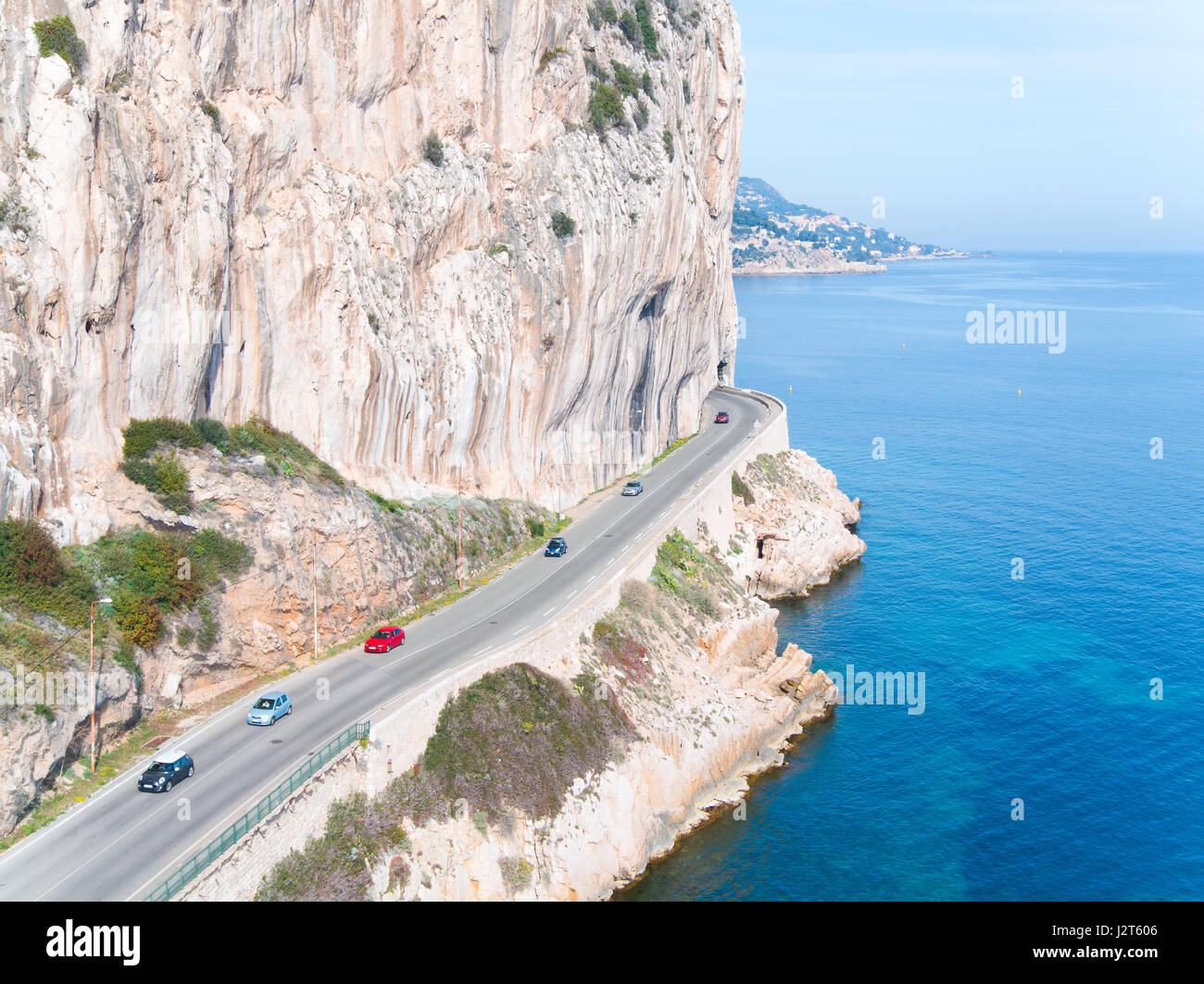 VISTA AEREA. Corniche in una regione topograficamente poco amichevole. Tra Beaulieu-sur-Mer e Eze Bord de Mer, Costa Azzurra, Francia. Foto Stock