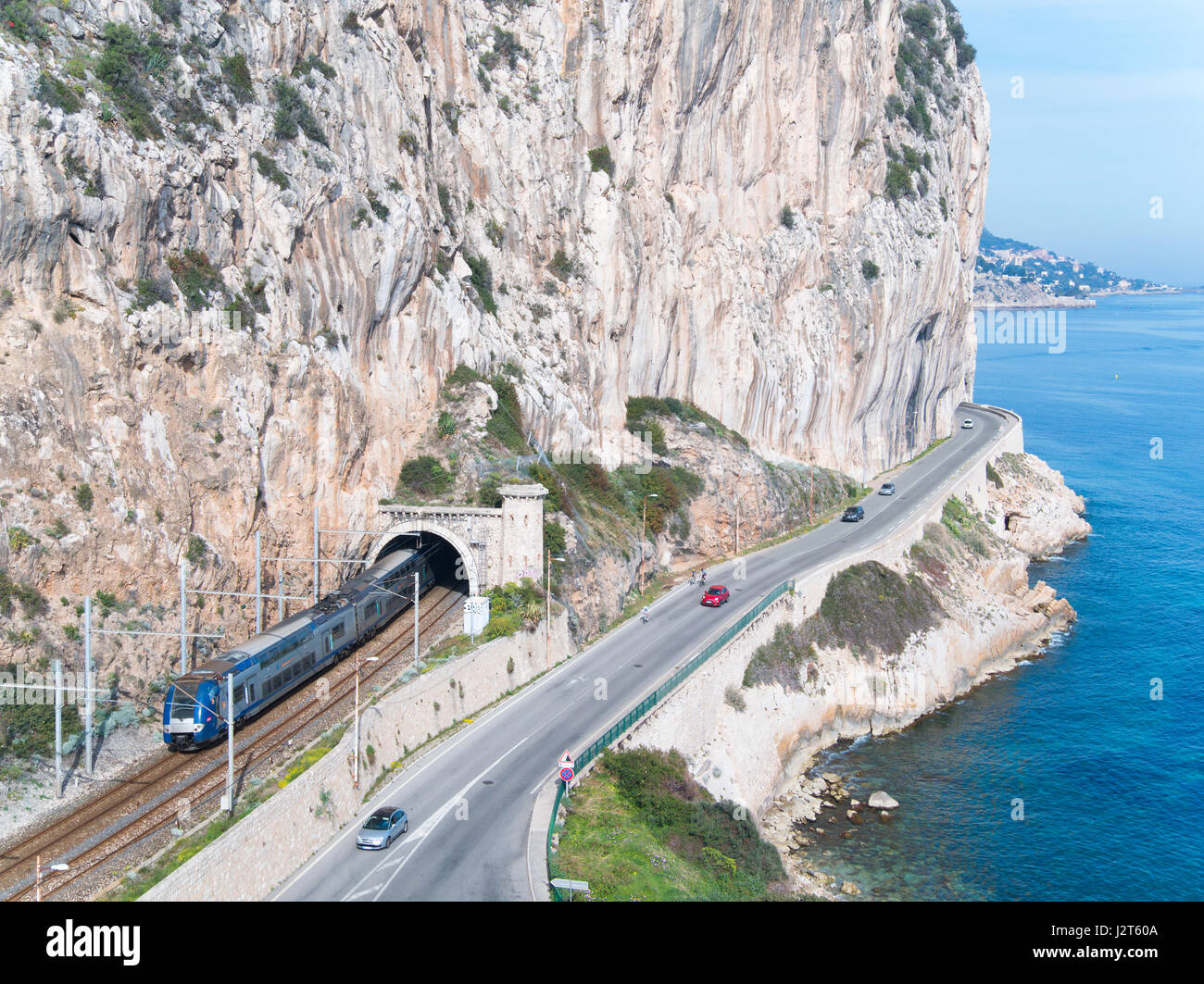 VISTA AEREA. Ferrovia e strada in una regione topograficamente poco amichevole. Tra Beaulieu-sur-Mer e Eze Bord de Mer, Costa Azzurra, Francia. Foto Stock