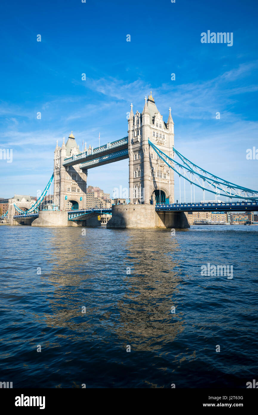 Vista panoramica del famoso Tower Bridge che attraversa il fiume Tamigi, sul London, England skyline Foto Stock