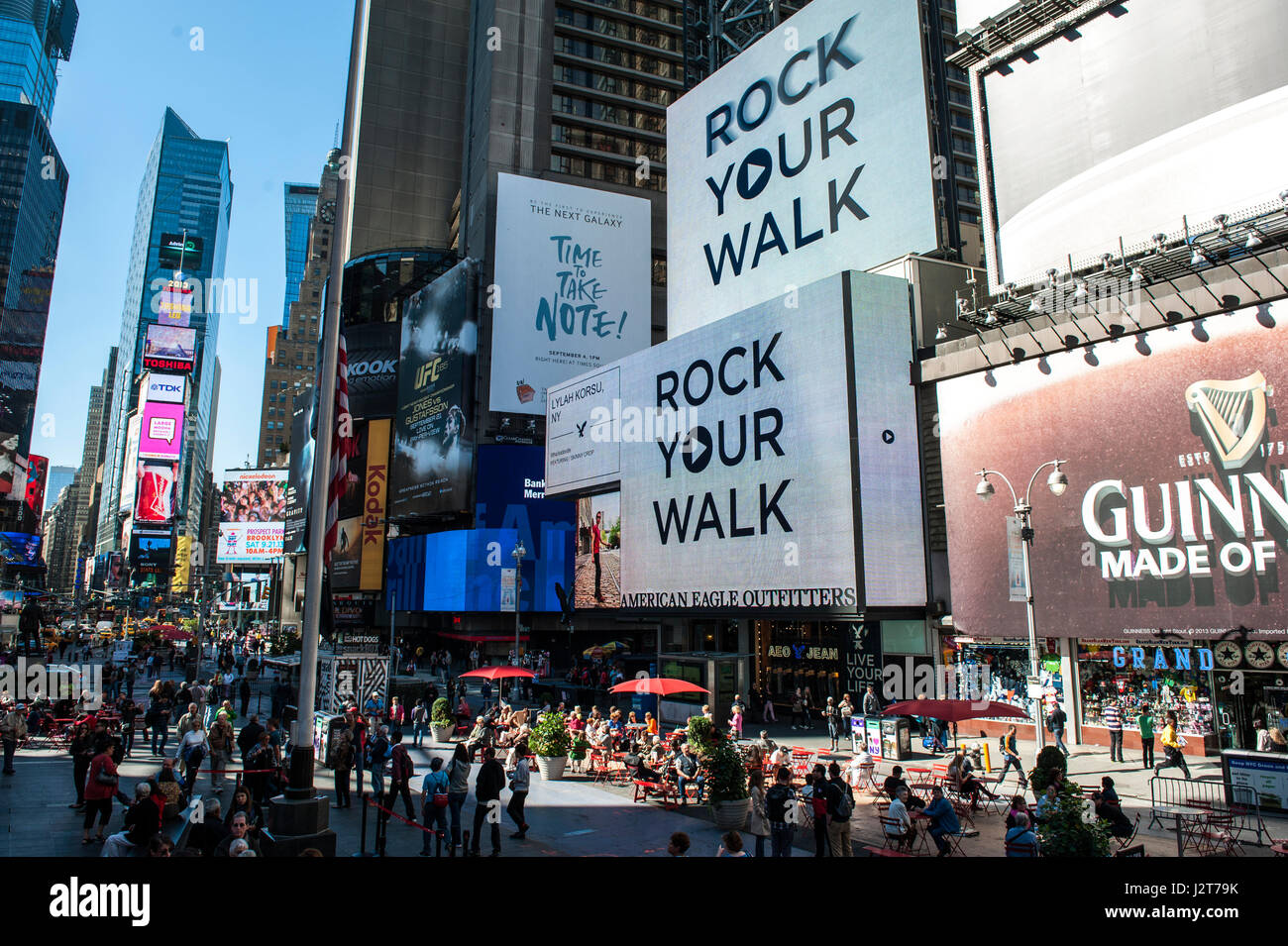 NEW YORK CITY - 18 settembre: Times Square, in primo piano con i Teatri di Broadway e LED animati segni, è un simbolo della città di New York e gli Stati Uniti Foto Stock