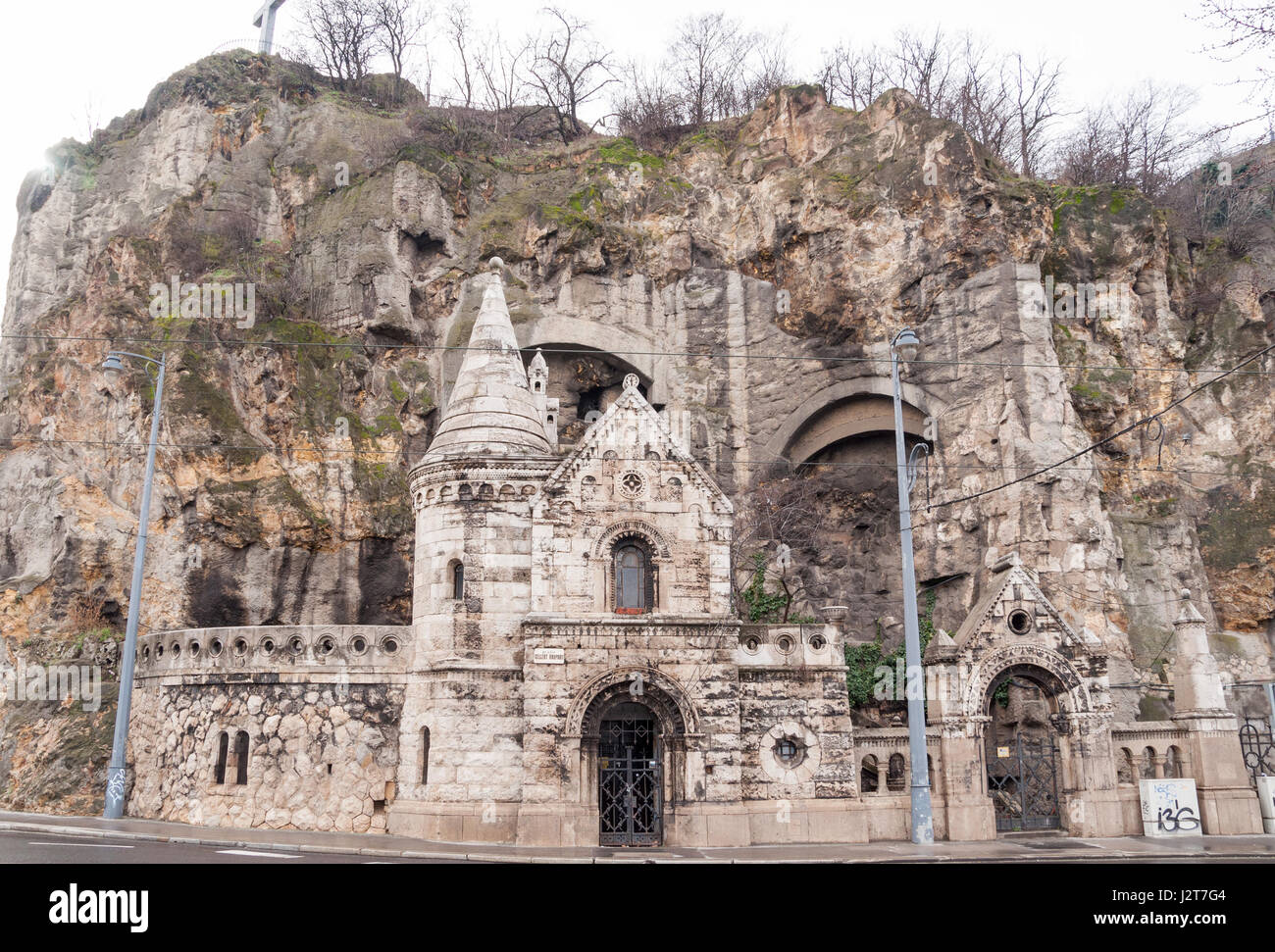 La facciata della chiesa Grotta situata all'interno della collina Gellert Budapest, Ungheria Foto Stock