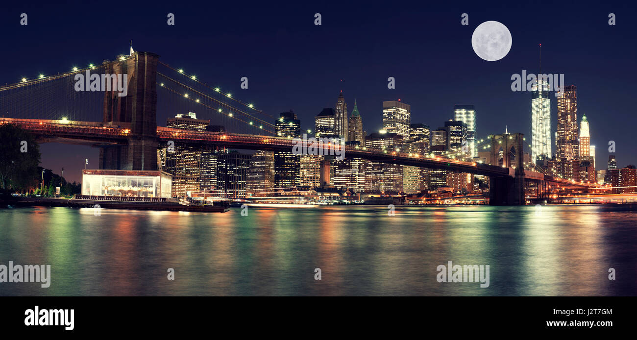 Il Ponte di Brooklyn e la luna di notte, la città di New York Foto Stock