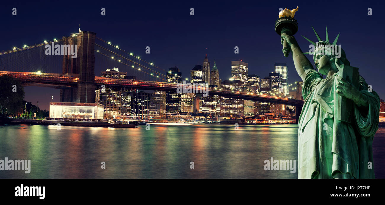 Il Ponte di Brooklyn e la statua della libertà di notte, la città di New York Foto Stock