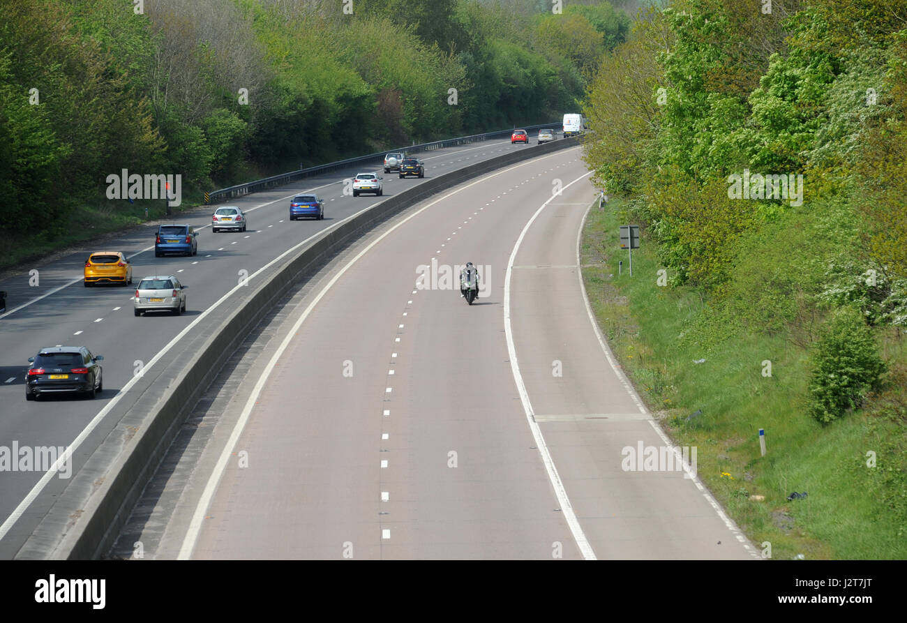 LONE motociclista equitazione sulla M54 AUTOSTRADA RE libertà strade tranquille ciclisti piloti di moto GLI INCEPPAMENTI DI TRAFFICO appassionato moto auto disciplina di corsia Foto Stock