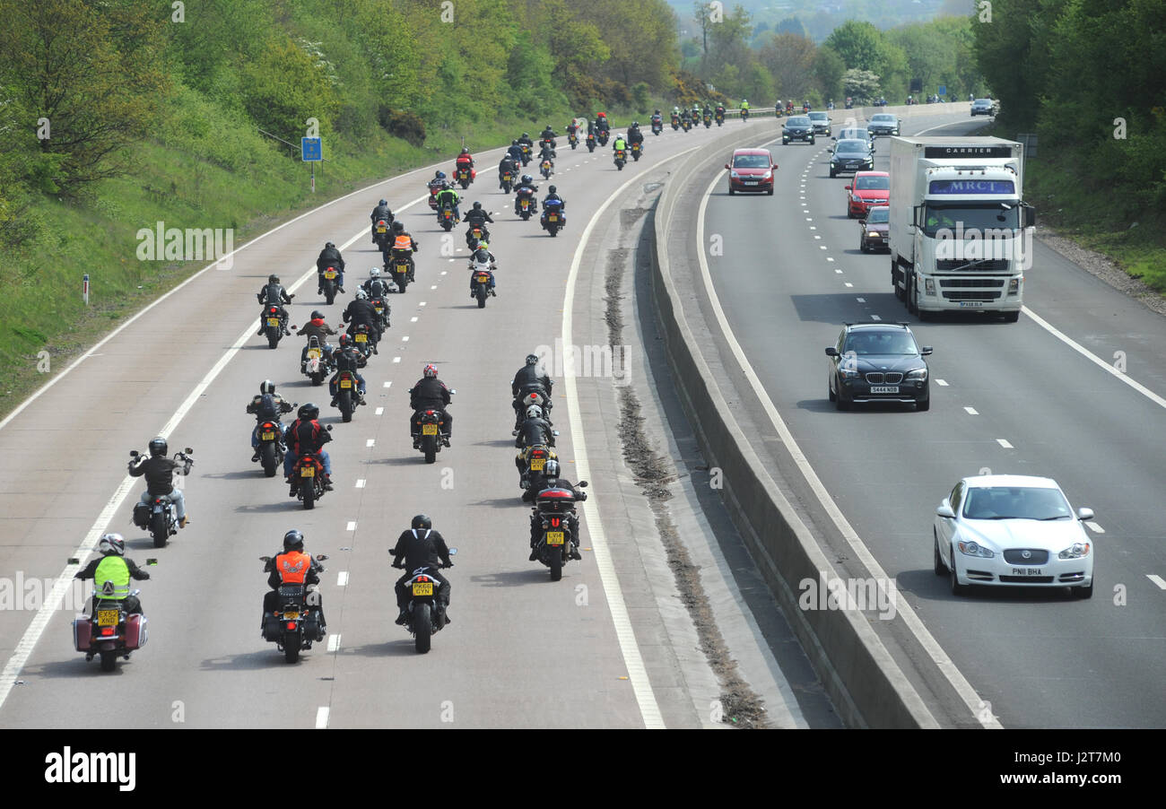 Motociclisti di equitazione in carità cavalcare l evento sulla M54 AUTOSTRADA IN SHROPSHIRE REGNO UNITO Foto Stock