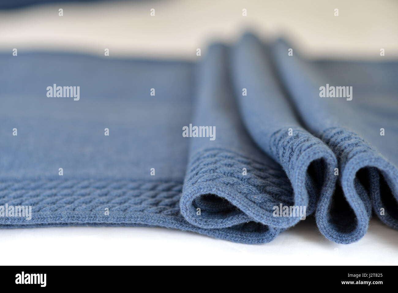 Ripiegata di lana blu bed spread/passi Foto Stock