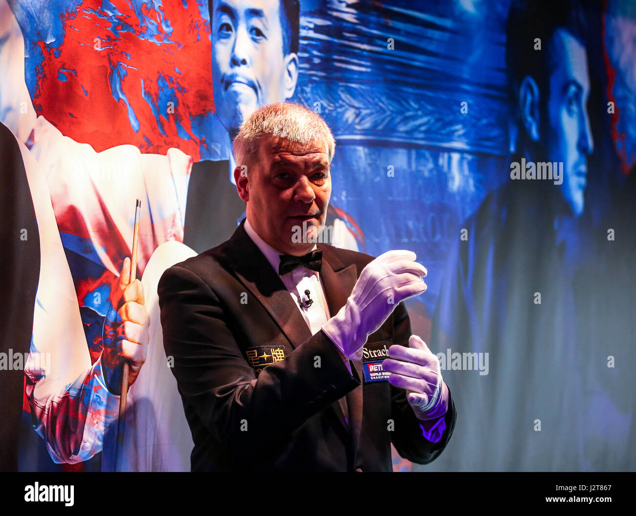 Snooker arbitro Jan Verhaas backstage durante il giorno diciassette del Betfred Snooker Campionati del mondo al Crucible Theatre, Sheffield. Stampa foto di associazione. Picture Data: lunedì 1 maggio 2017. Vedere PA storia del mondo di snooker. Foto di credito dovrebbe leggere: Steven Paston/PA FILO Foto Stock