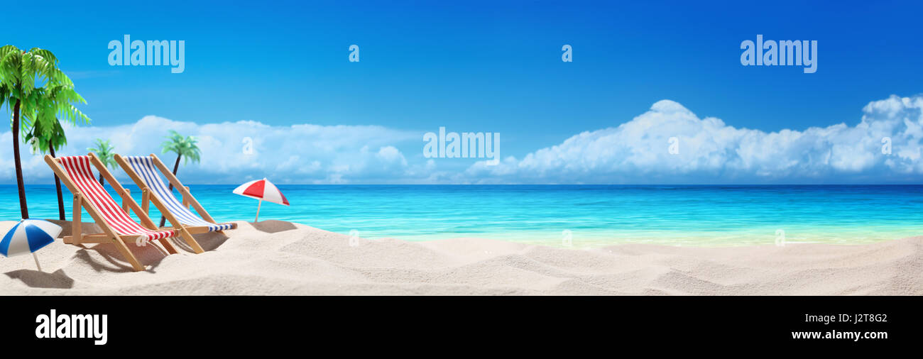 Miniatura sedie a sdraio sulla spiaggia di sabbia Foto Stock