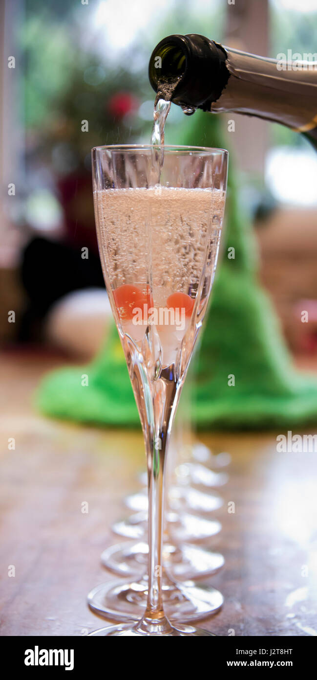 Verticale di vista ravvicinata di champagne flauti riempita con alcool. Foto Stock
