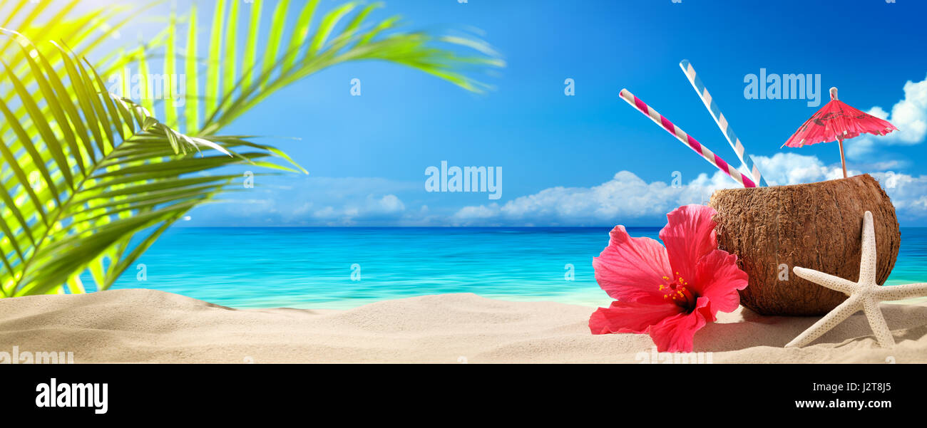 Il Cocco drink sulla spiaggia di sabbia,vacanza estiva sulla spiaggia. Foto Stock