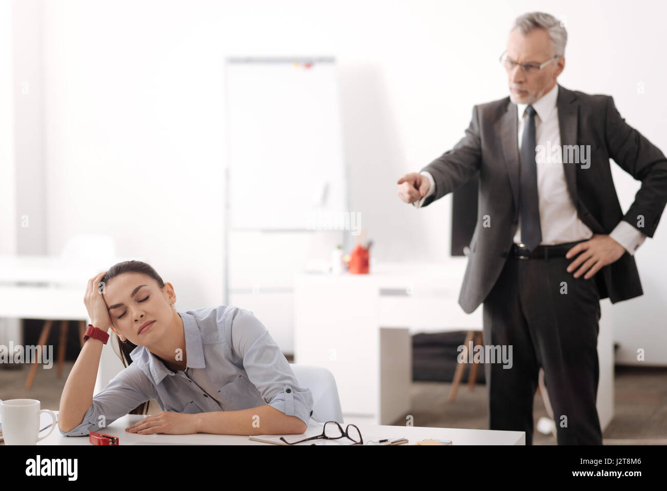 Usurati femmina la sua inclinazione testata a sinistra Foto Stock