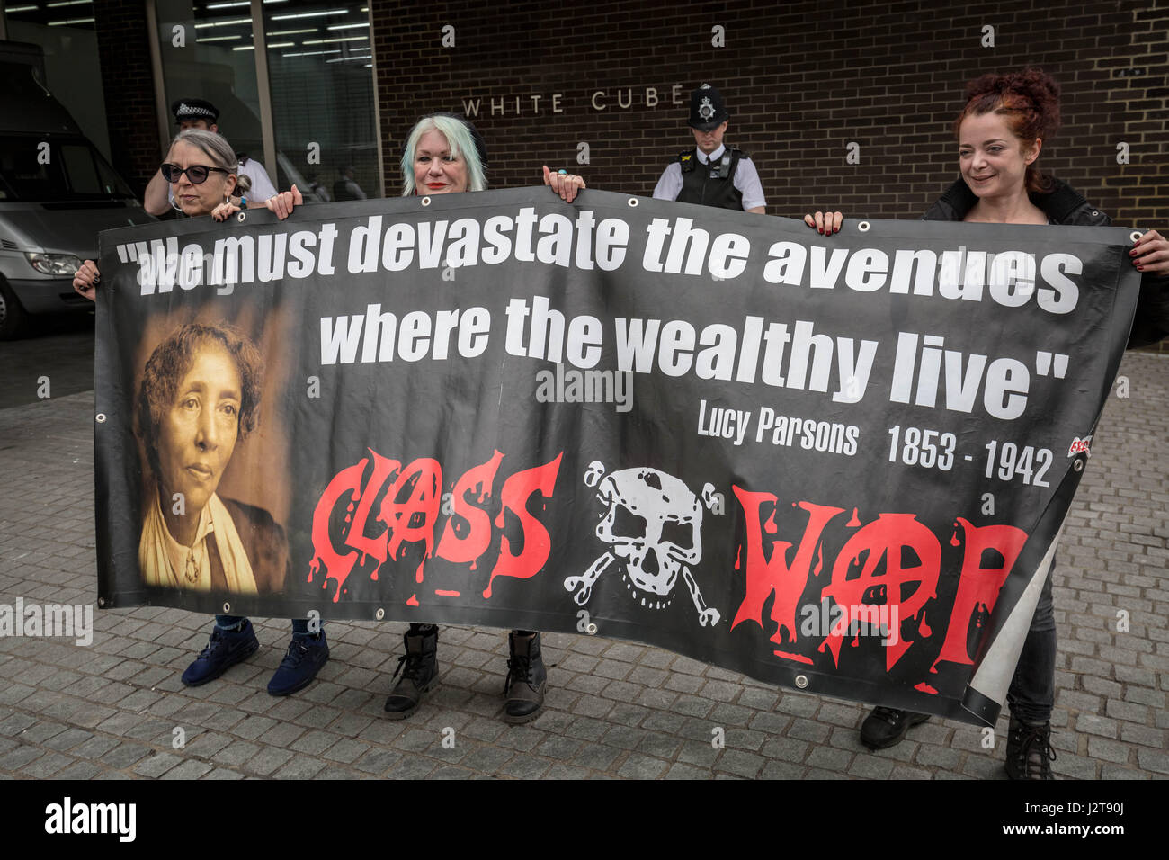 Londra, Regno Unito. Il 30 aprile, 2017. Anti-capitalista gruppo classe guerra e altri manifestanti stadio un anti-gentrification rally al di fuori del White Cube Gallery in Bermondsey © Guy Corbishley/Alamy Live News Foto Stock