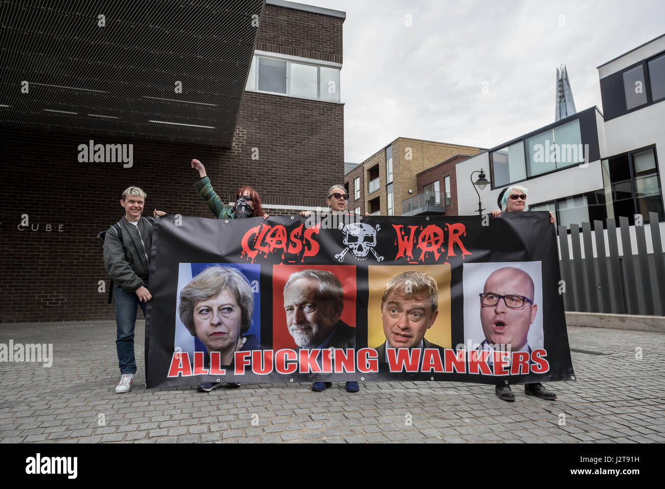 Londra, Regno Unito. Il 30 aprile, 2017. Anti-capitalista gruppo classe guerra e altri manifestanti stadio un anti-gentrification rally al di fuori del White Cube Gallery in Bermondsey © Guy Corbishley/Alamy Live News Foto Stock