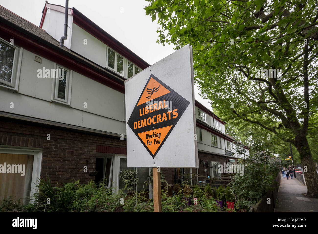 Londra, Regno Unito. Il 30 aprile, 2017. I liberali democratici scheda elettorale in Bermondsey South East London © Guy Corbishley/Alamy Live News Foto Stock
