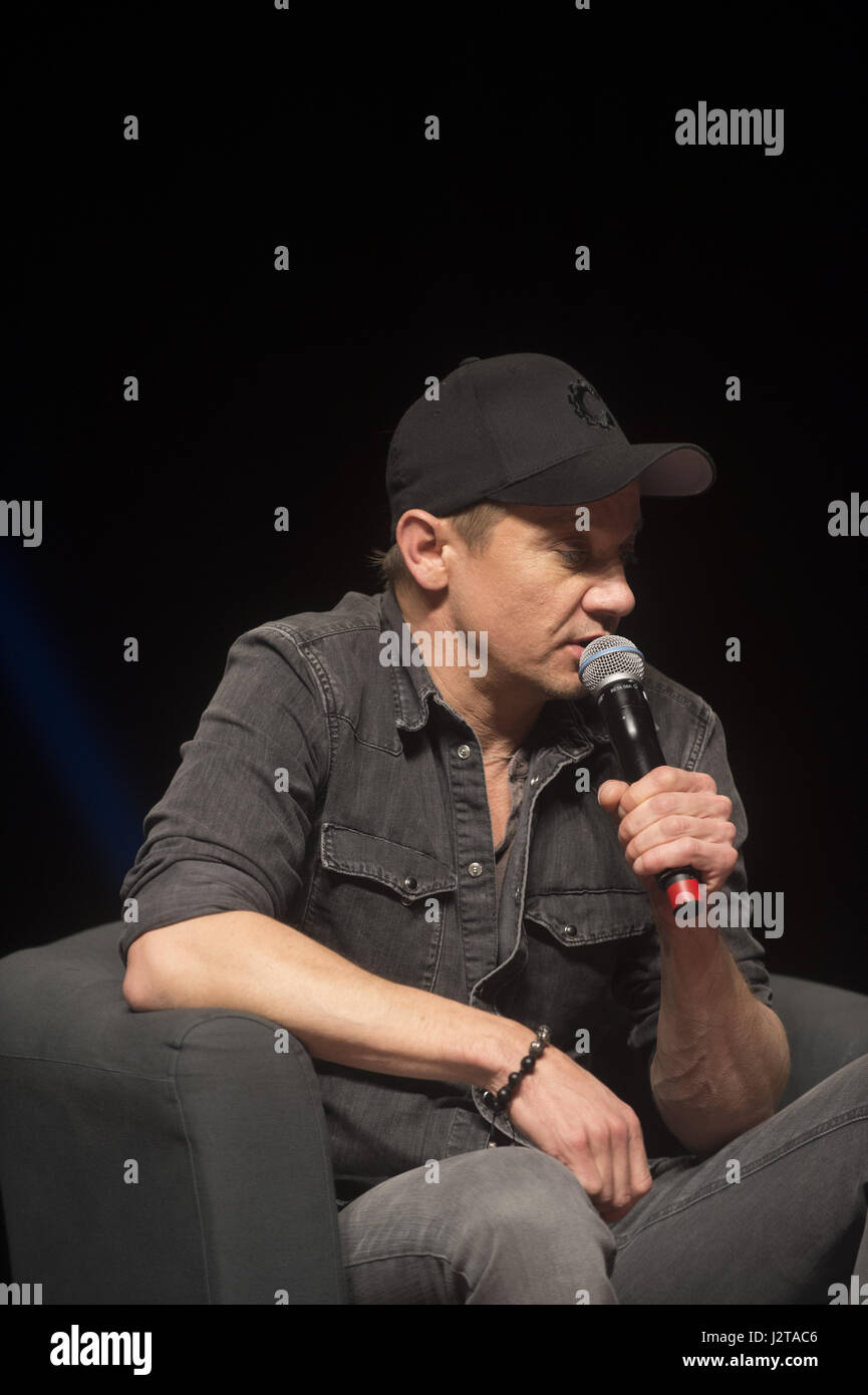 Calgary, Alberta, Canada. 30 apr, 2017. Attore Jeremy Renner assiste la Calgary Entertainment Expo per discutere la Marvel universo cinematografico. Credito: Baden Roth/ZUMA filo/Alamy Live News Foto Stock