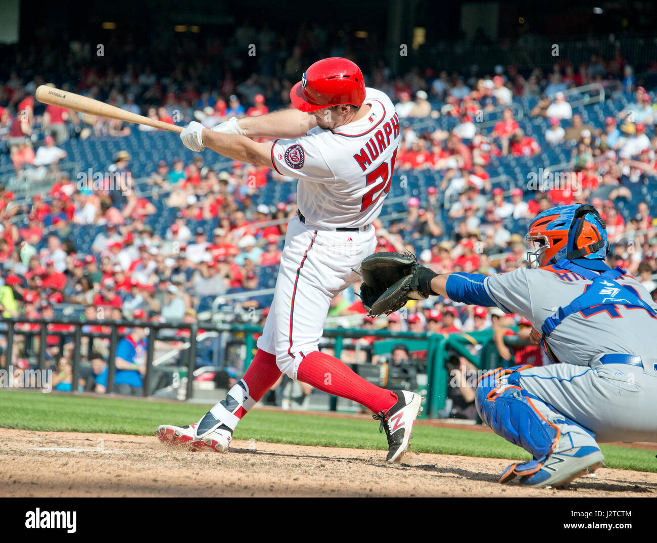 Washington DC, Stati Uniti d'America. 30 apr, 2017. Cittadini di Washington secondo baseman Daniel Murphy (20) raddoppia nel settimo inning contro i New York Mets a cittadini Parco di Washington, DC, domenica 30 aprile, 2017. I cittadini hanno vinto il gioco 23 - 5. Credito: Ron Sachs/CNP /MediaPunch Credito: MediaPunch Inc/Alamy Live News Foto Stock