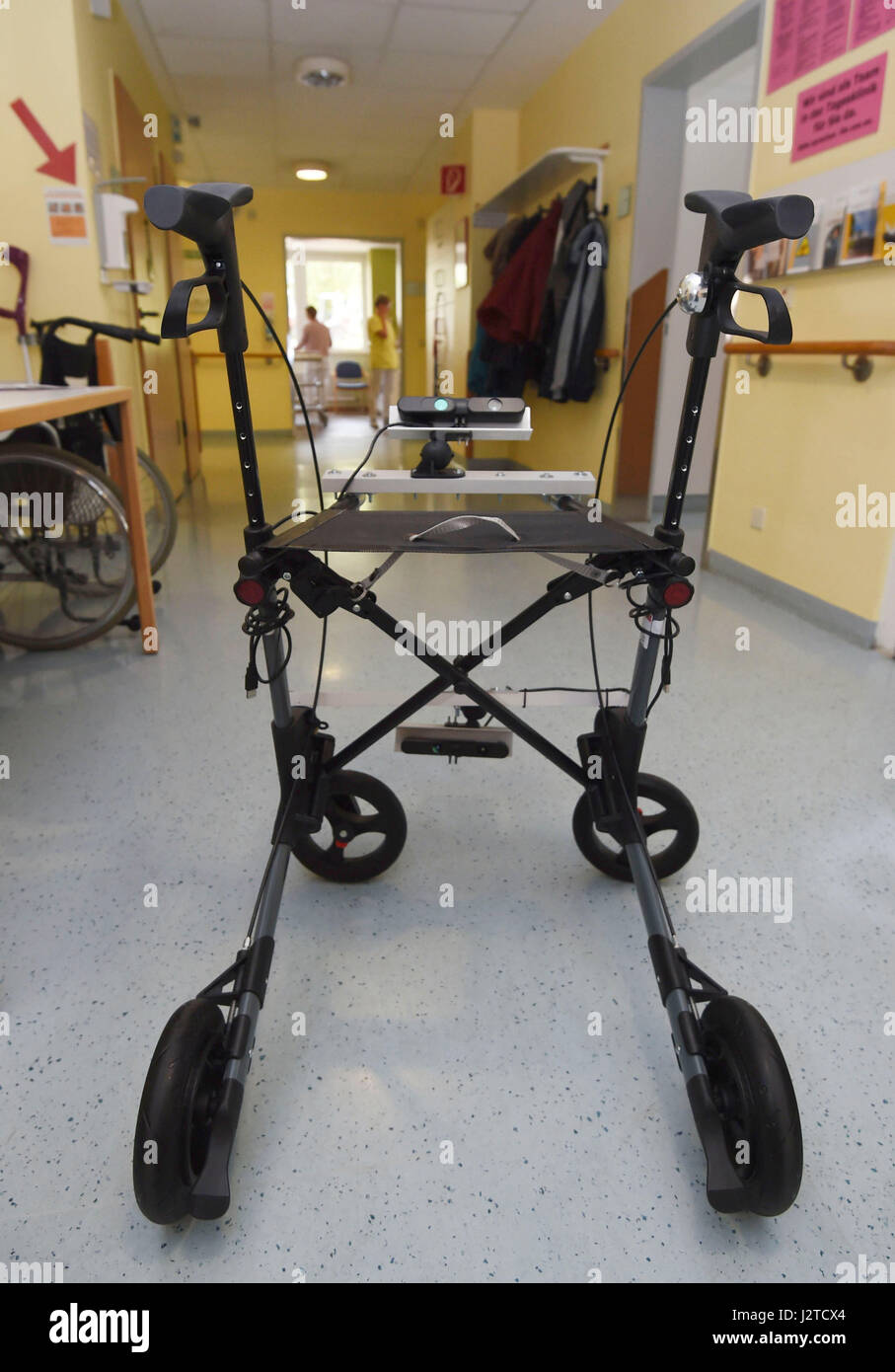 Bremen, Germania. 26 apr, 2017. Un modello di test di un sensore walker che è in piedi in un corridoio della geriatria unità nel Bremen-Ost clinica di Brema, Germania, 26 aprile 2017. Foto: Carmen Jaspersen/dpa/Alamy Live News Foto Stock