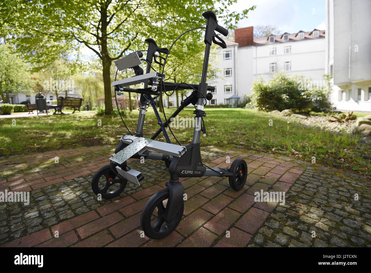 Bremen, Germania. 26 apr, 2017. Un modello di test di un sensore walker che è permanente sulla motivazione della Bremen-Ost clinica di Brema, Germania, 26 aprile 2017. Foto: Carmen Jaspersen/dpa/Alamy Live News Foto Stock