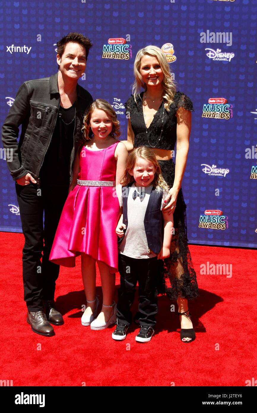 Patrick Monahan e famiglia presso gli arrivi per Radio Disney Music Awards - Gli arrivi 2, Microsoft Theatre, Los Angeles, CA, 29 aprile 2017. Foto di: JA/Everett Collection Foto Stock