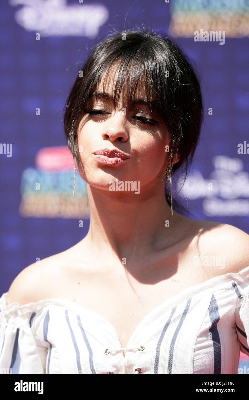 Los Angeles, California, USA. 29 apr, 2017. Camila Cabello presso gli arrivi per Radio Disney Music Awards - Gli arrivi 2, Microsoft Theatre, Los Angeles, CA, 29 aprile 2017. Credito: JA/Everett raccolta/Alamy Live News Foto Stock