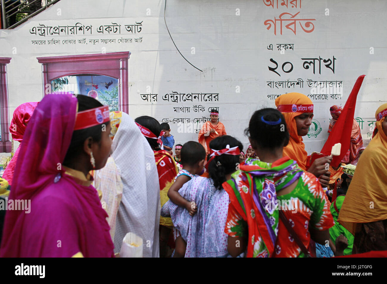 Dacca in Bangladesh. Il 1 maggio, 2017. Gli indumenti del Bangladesh lavoratore riposarsi dopo la fine del giorno di maggio rally a Dhaka, nel Bangladesh, 1 maggio 2017. Credito: Suvra Kanti Das/ZUMA filo/Alamy Live News Foto Stock