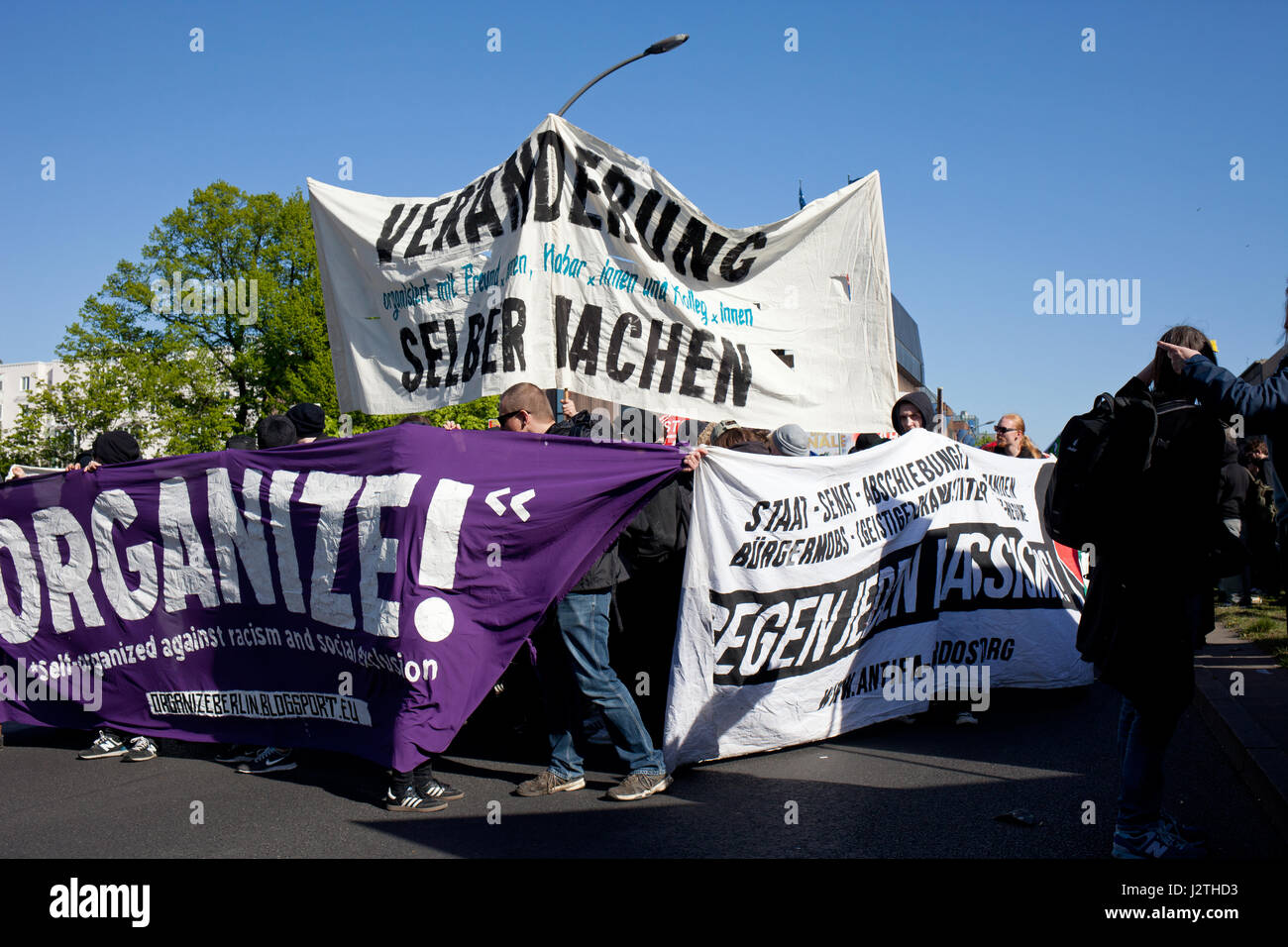 Berlino, Germania. 30 apr, 2017. Simon Becker/Le Pictorium - anti-capitalista protestare 'organizzare!" - 30/04/2017 - Germania/Berlino/Berlino - alla vigilia del giorno di maggio, gruppi di sinistra e simpatizzanti protestare contro il capitalismo, il razzismo e le politiche di affitto nel quartiere Wedding di Berlino Foto Stock