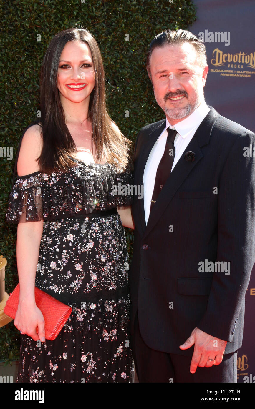 Pasadena, California, Stati Uniti d'America. 30 apr, 2017. Christina McLarty, David Arquette presso la quarantaquattresima giorno Emmy Awards - Gli arrivi a Pasadena Civic Auditorium di Aprile 30, 2017 a Pasadena, CA Credito: Kathy Hutchins/via filo di ZUMA ZUMA/filo/Alamy Live News Foto Stock