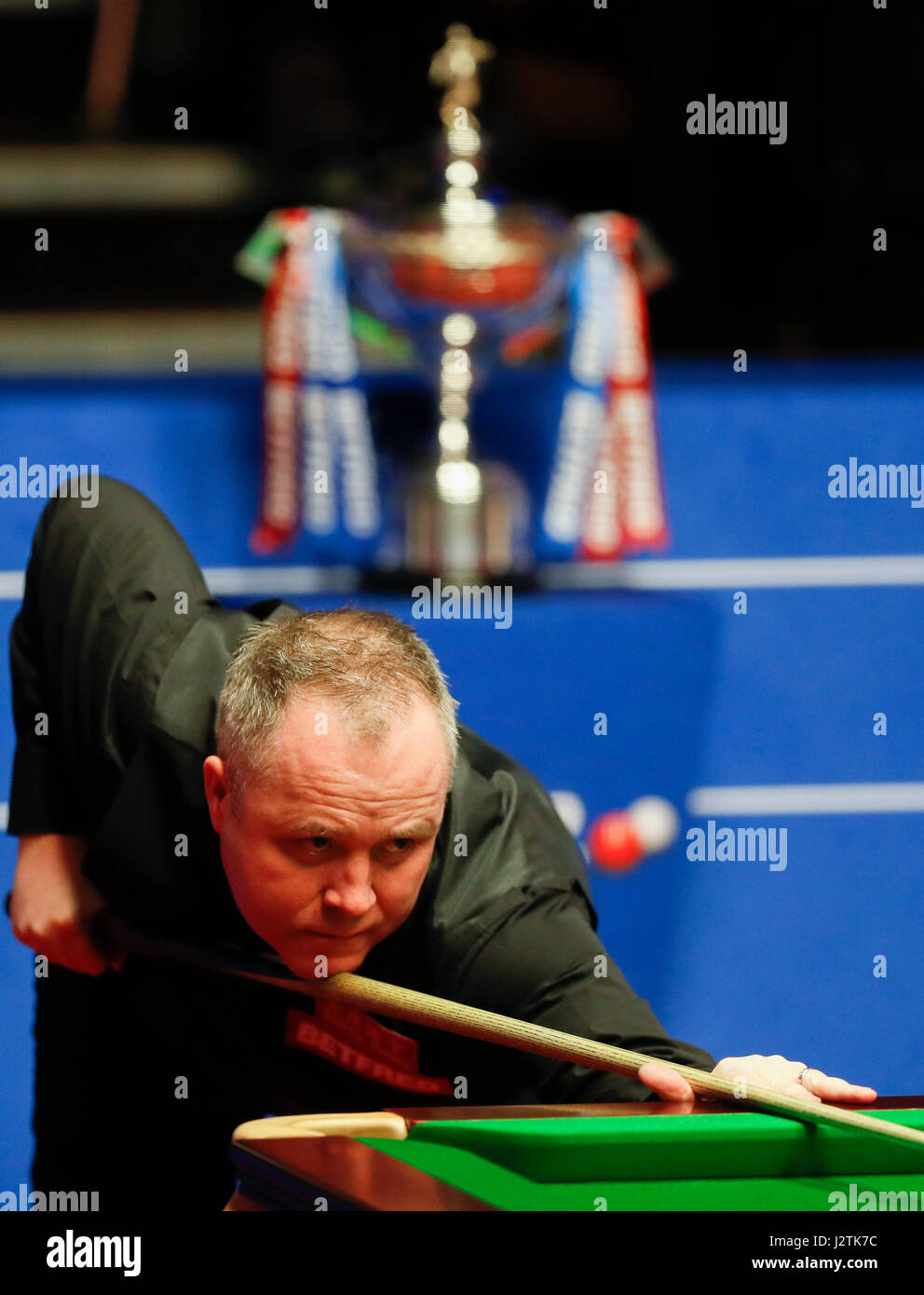 Sheffield, Regno Unito. Il 1 maggio, 2017. John Higgins della Scozia compete durante la finale con Mark Selby di Inghilterra al World Snooker Championship 2017 al Crucible Theatre di Sheffield, Gran Bretagna il 1 maggio 2017. Credito: Han Yan/Xinhua/Alamy Live News Foto Stock