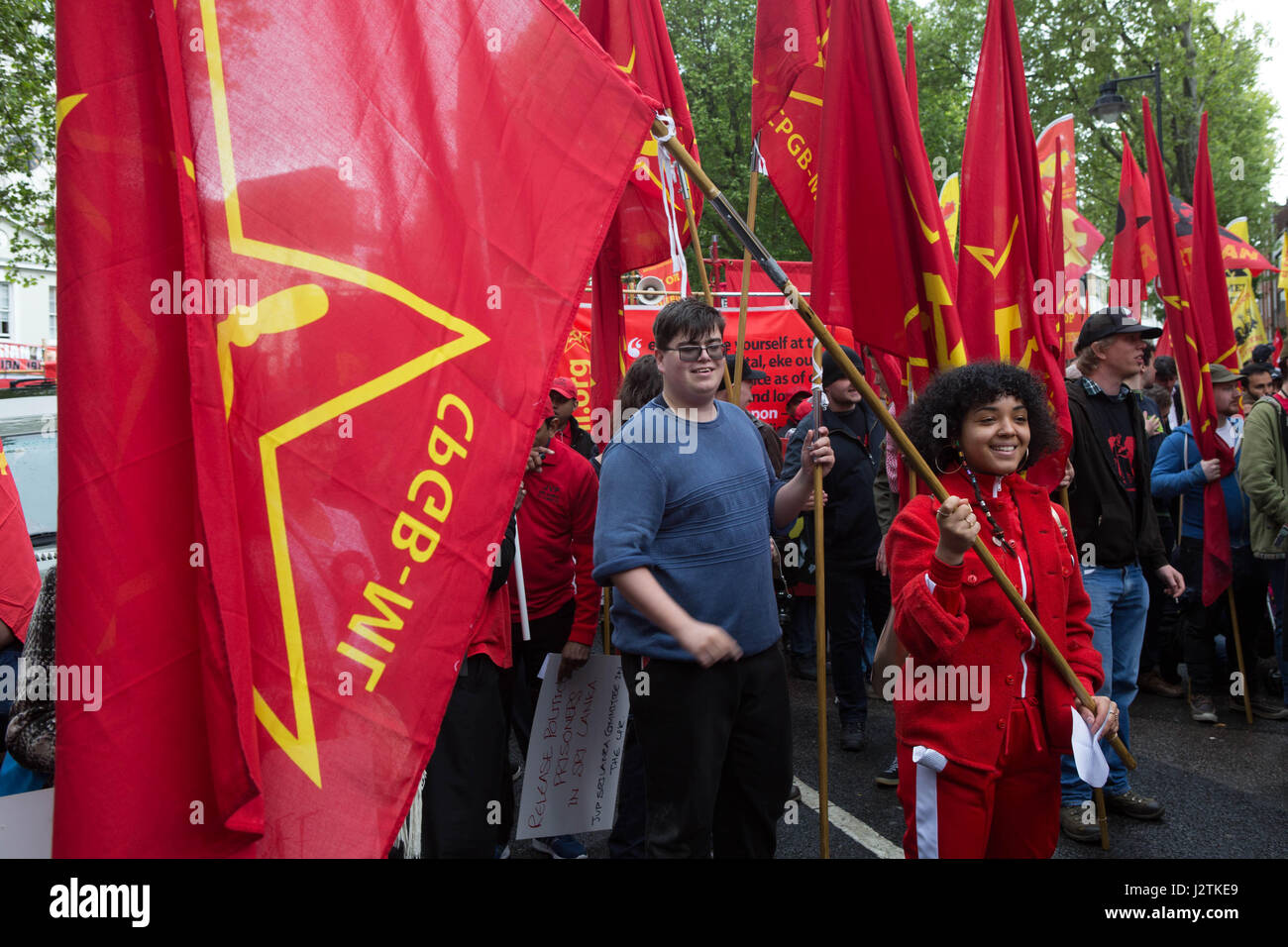 Londra, Regno Unito. Il 1 maggio, 2017. giorno di maggio marzo Londra uk battenti bandiere rosse come era il colore del giorno di credito: Brian southam/alamy live news Foto Stock