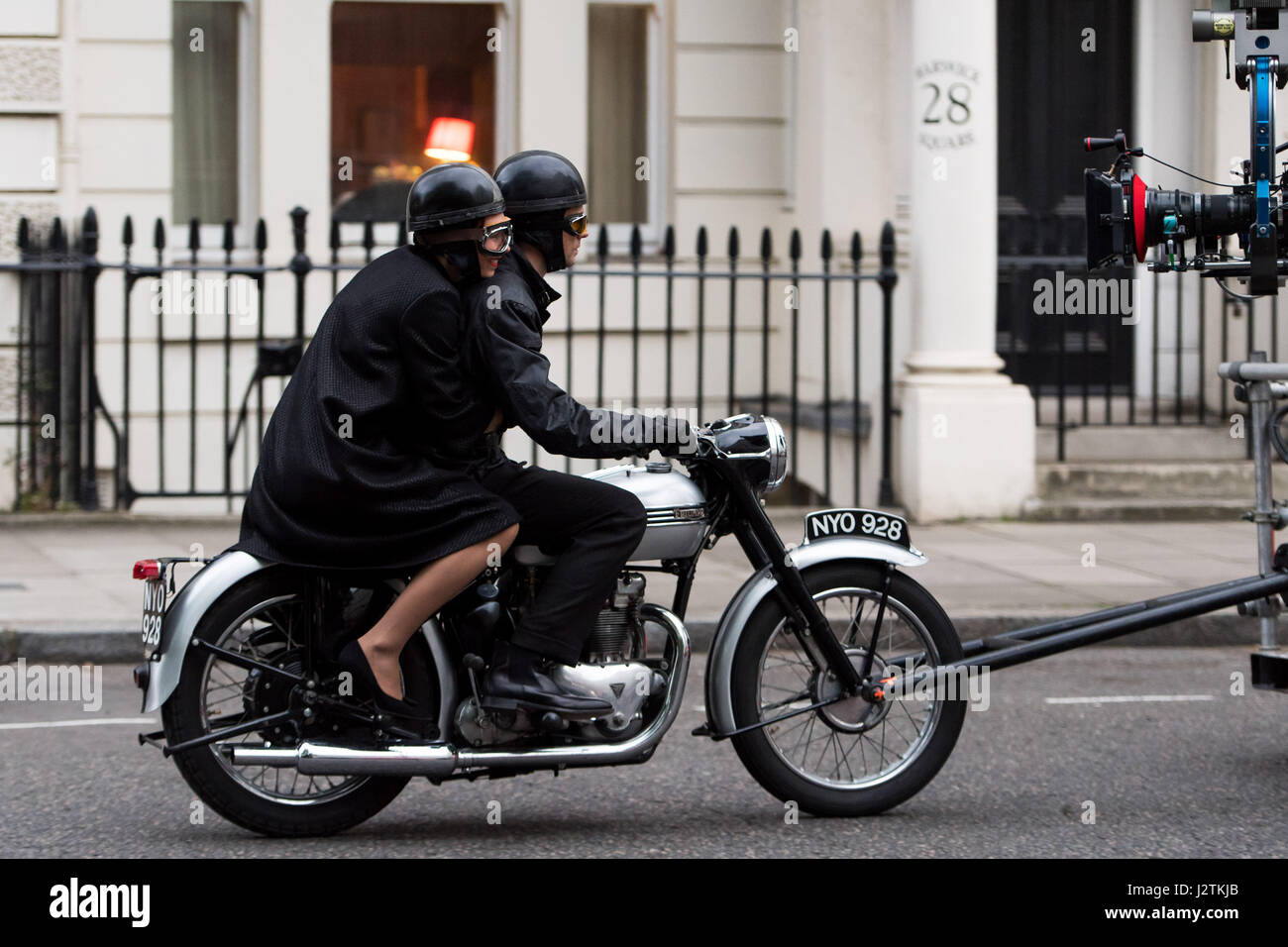 Londra, Regno Unito. Il 30 aprile, 2017. Vanessa Kirby (la principessa Margaret) e Matthew Goode (Lord Snowdon) introito su una moto vintage Credito: Polly Thomas/Alamy Live News Foto Stock