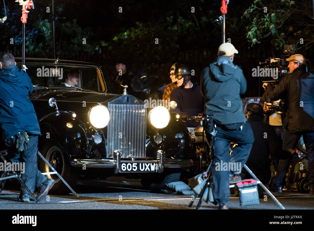 Londra, Regno Unito. Il 30 aprile, 2017. Vanessa Kirby (la principessa Margaret) e Matthew Goode (Lord Snowdon) introito su una moto vintage Credito: Polly Thomas/Alamy Live News Foto Stock