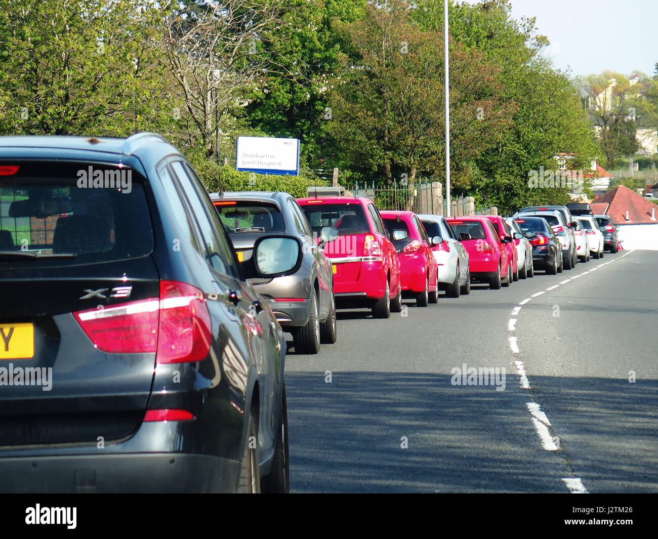 Dumbarton, Regno Unito. Il 1 maggio, 2017. Bank Holiday sunshine conduce a inceppamenti di traffico sulla strada di casa da Costa. Credito: ALAN OLIVER/Alamy Live News Foto Stock