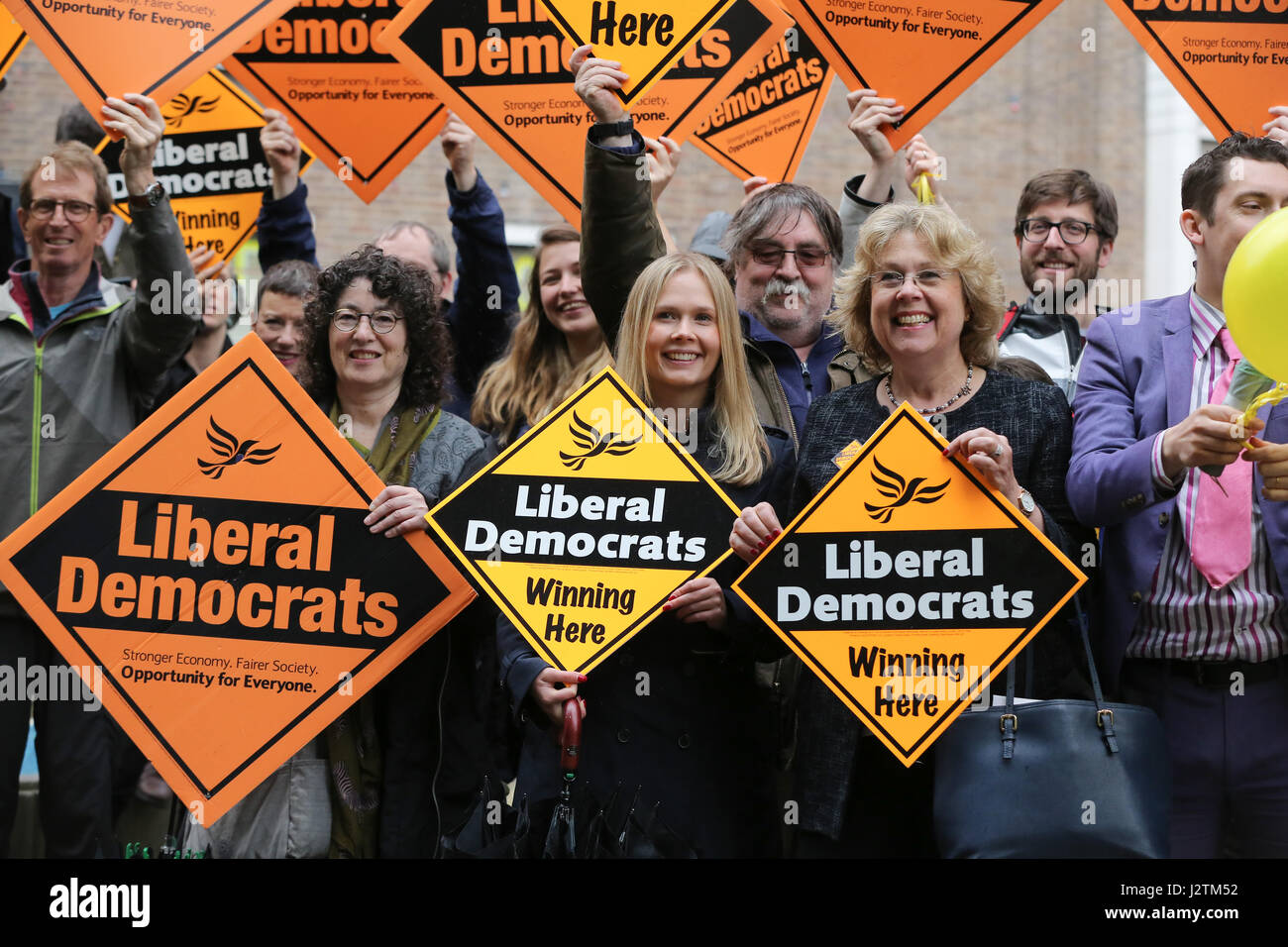 Londra, Regno Unito. 01 Maggio, 2017. Gruppo del Partito europeo dei liberali democratici leader Tim Farron assiste una campagna elettorale evento in Hornsey Town Hall nel primo giorno della sua battaglia bus tour ed è accolto da Alba Barnes Lib Dem per candidati Hornsey e legno verde. Credito: Dinendra Haria/Alamy Live News Foto Stock