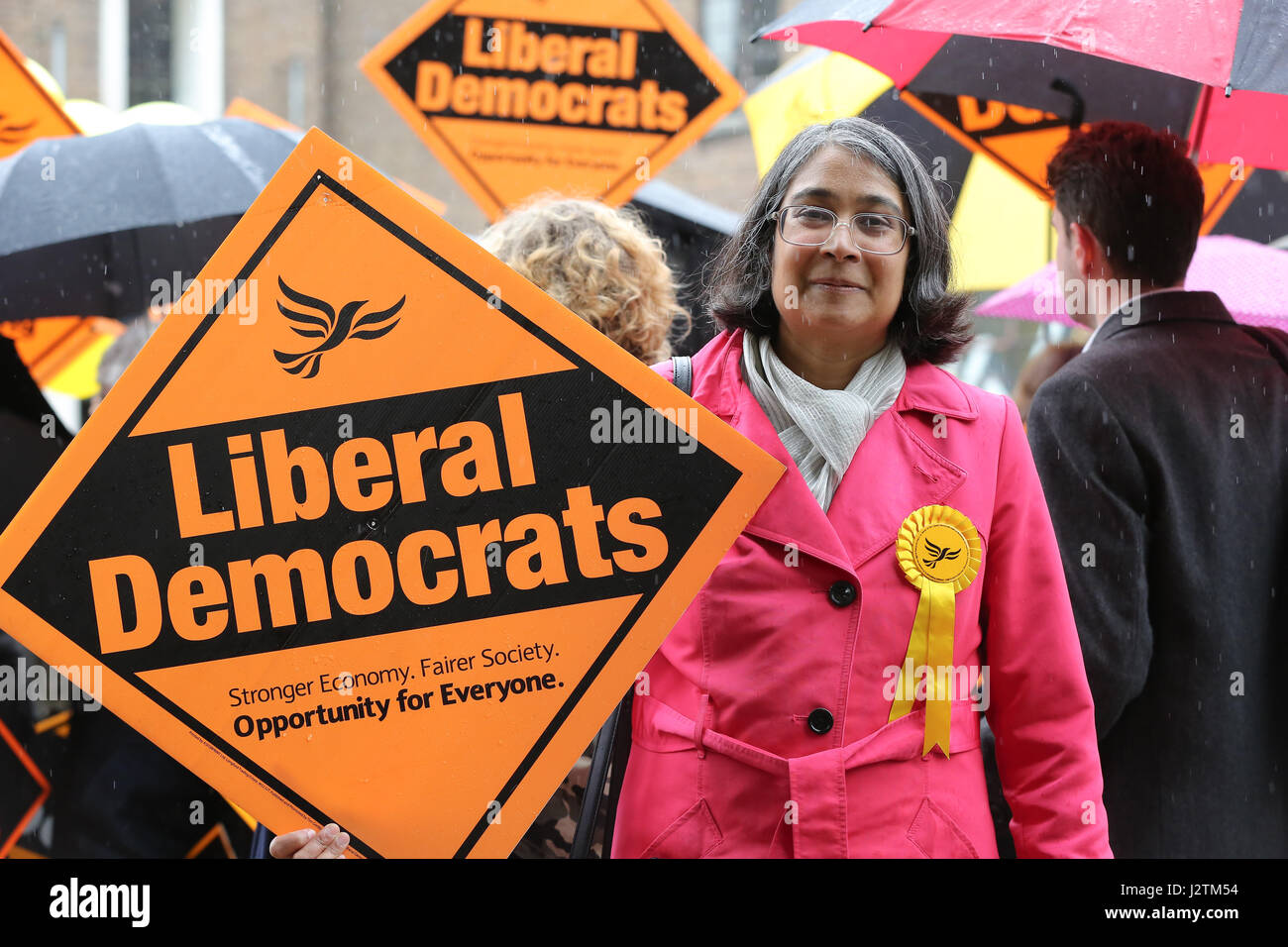 Londra, Regno Unito. 01 Maggio, 2017. Gruppo del Partito europeo dei liberali democratici leader Tim Farron assiste una campagna elettorale evento in Hornsey Town Hall nel primo giorno della sua battaglia bus tour ed è accolto da Alba Barnes Lib Dem per candidati Hornsey e legno verde. Credito: Dinendra Haria/Alamy Live News Foto Stock