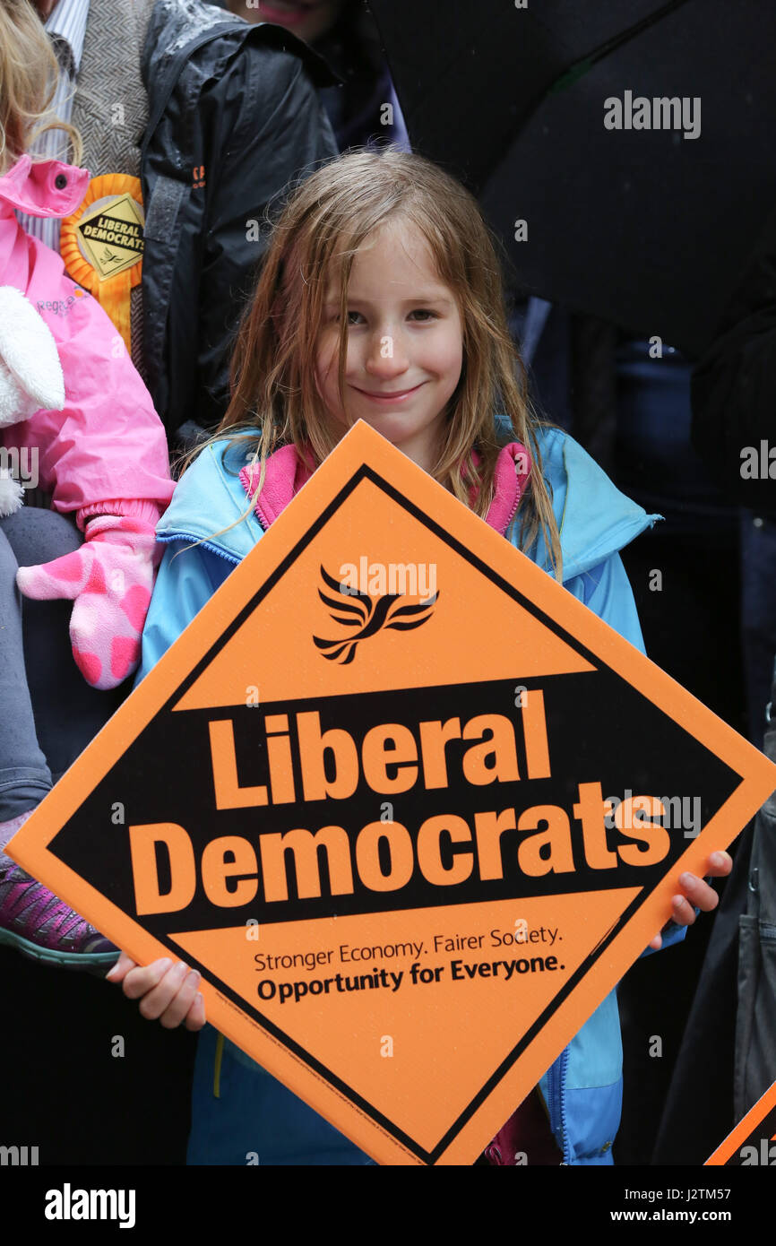 Londra, Regno Unito. 01 Maggio, 2017. Gruppo del Partito europeo dei liberali democratici leader Tim Farron assiste una campagna elettorale evento in Hornsey Town Hall nel primo giorno della sua battaglia bus tour ed è accolto da Alba Barnes Lib Dem per candidati Hornsey e legno verde. Credito: Dinendra Haria/Alamy Live News Foto Stock