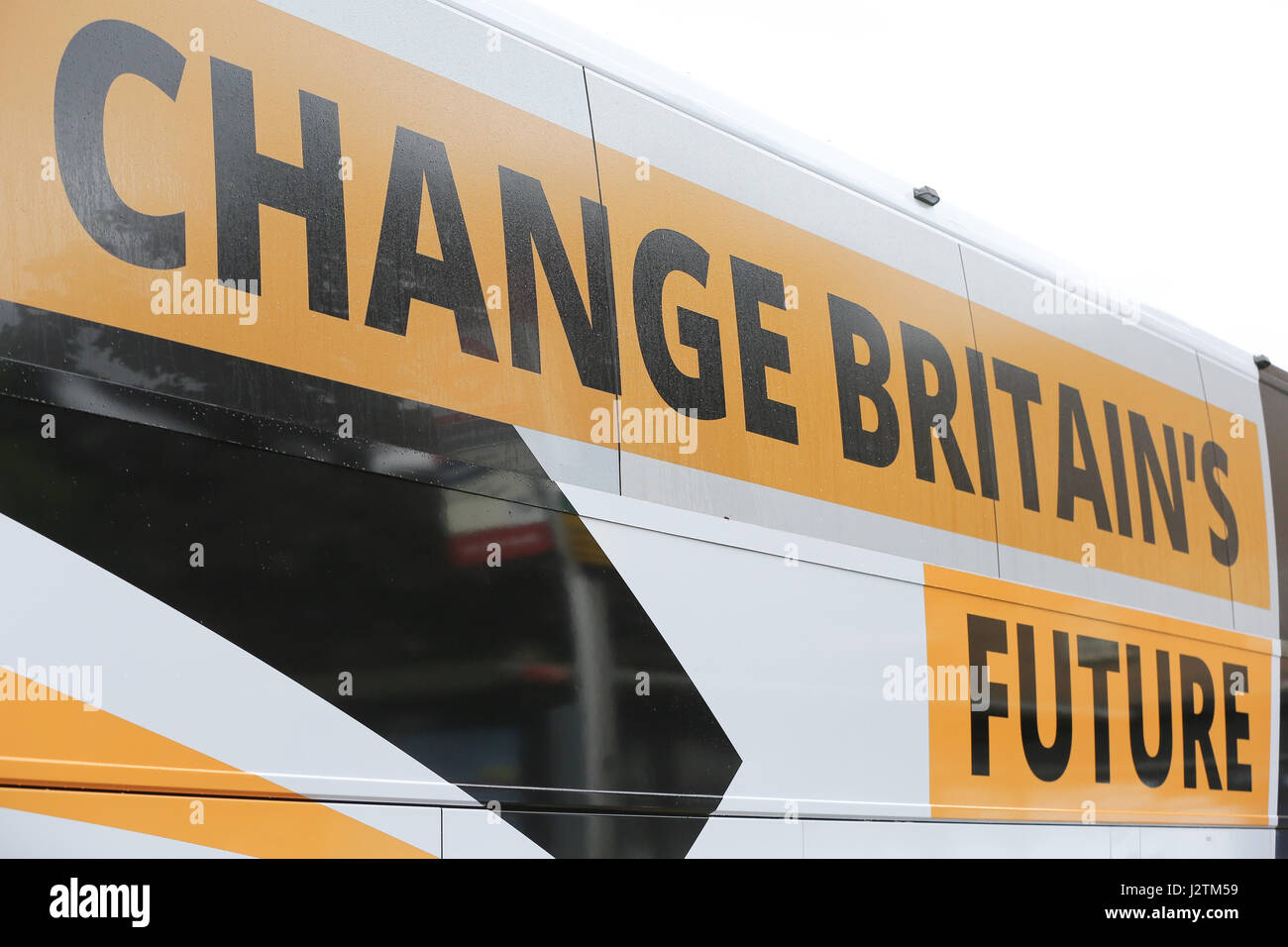 Londra, Regno Unito. 01 Maggio, 2017. Gruppo del Partito europeo dei liberali democratici leader Tim Farron arriva a una campagna elettorale evento in Hornsey Town Hall nel primo giorno della sua battaglia bus tour. Lib Dem Alba candidato Barnes Foto Stock