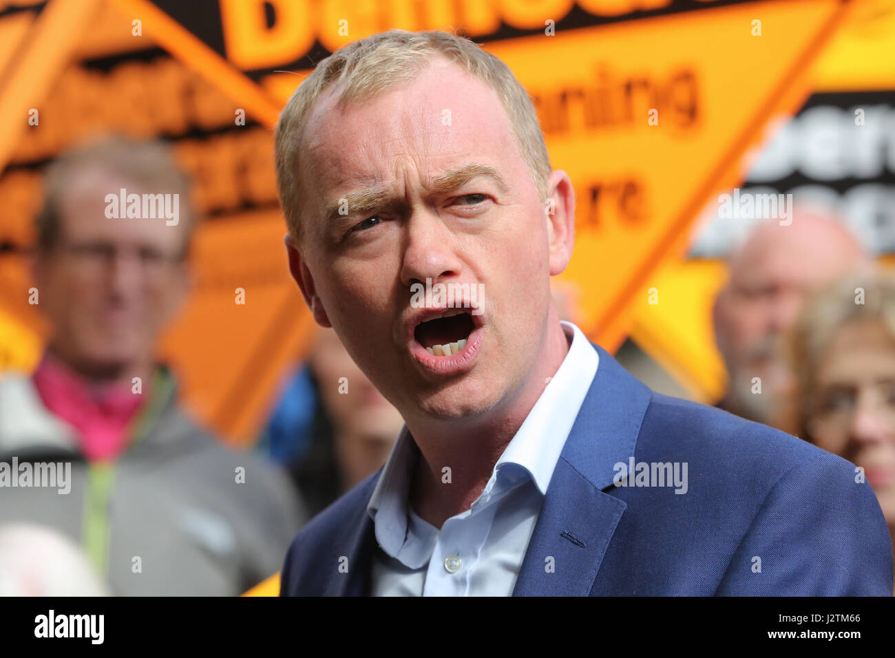 Londra, Regno Unito. 01 Maggio, 2017. Gruppo del Partito europeo dei liberali democratici leader Tim Farron assiste una campagna elettorale evento in Hornsey Town Hall nel primo giorno della sua battaglia bus tour ed è accolto da Alba Barnes Lib Dem per candidati Hornsey e legno verde. Credito: Dinendra Haria/Alamy Live News Foto Stock