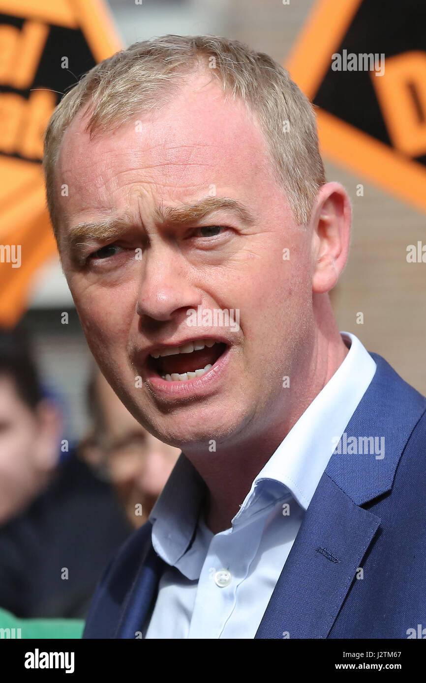 Londra, Regno Unito. 01 Maggio, 2017. Gruppo del Partito europeo dei liberali democratici leader Tim Farron assiste una campagna elettorale evento in Hornsey Town Hall nel primo giorno della sua battaglia bus tour ed è accolto da Alba Barnes Lib Dem per candidati Hornsey e legno verde. Credito: Dinendra Haria/Alamy Live News Foto Stock