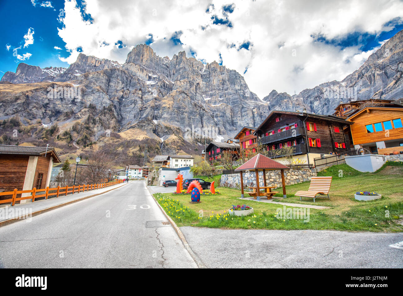 Leukerbad village con splendide alpi svizzere, Canton Vallese, Svizzera Foto Stock