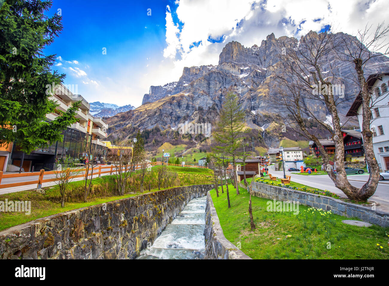 Leukerbad village con splendide alpi svizzere, Canton Vallese, Svizzera Foto Stock