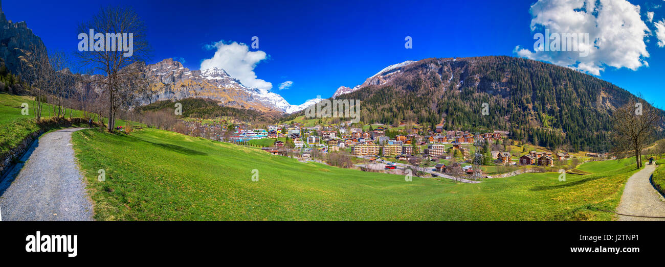 Leukerbad village con splendide alpi svizzere, Canton Vallese, Svizzera Foto Stock