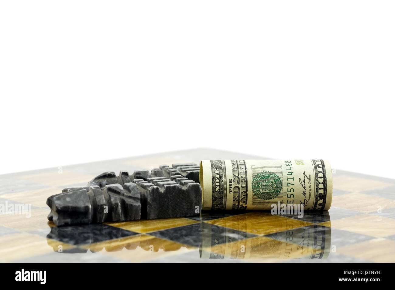 Finanziario e Commerciale del gioco strategie non mostrato nella caduta di pezzi di scacchi e dollaro sul suo lato. Fotografare in orizzontale con copia spazio. Foto Stock