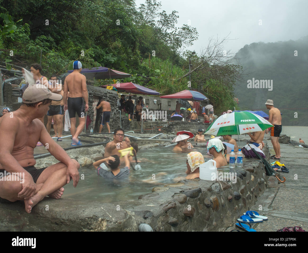 Wulai, Taiwan - Ottobre 09, 2016: piscine pubbliche con acqua da sorgenti di acqua calda Foto Stock