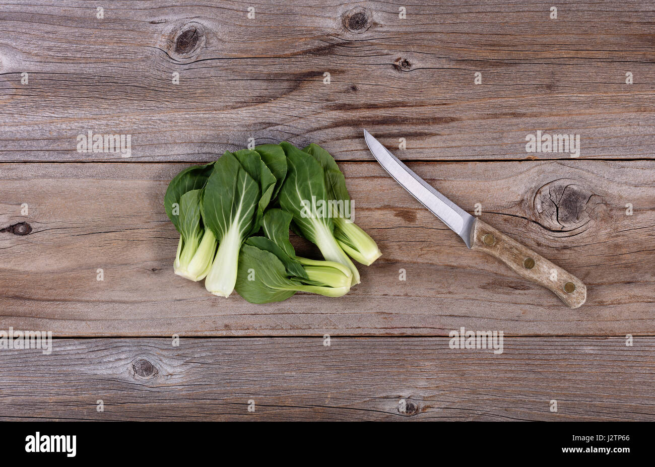 Cinese fresco il cavolo cinese e spelucchino dritto su legno rustico nel piatto formato laici Foto Stock