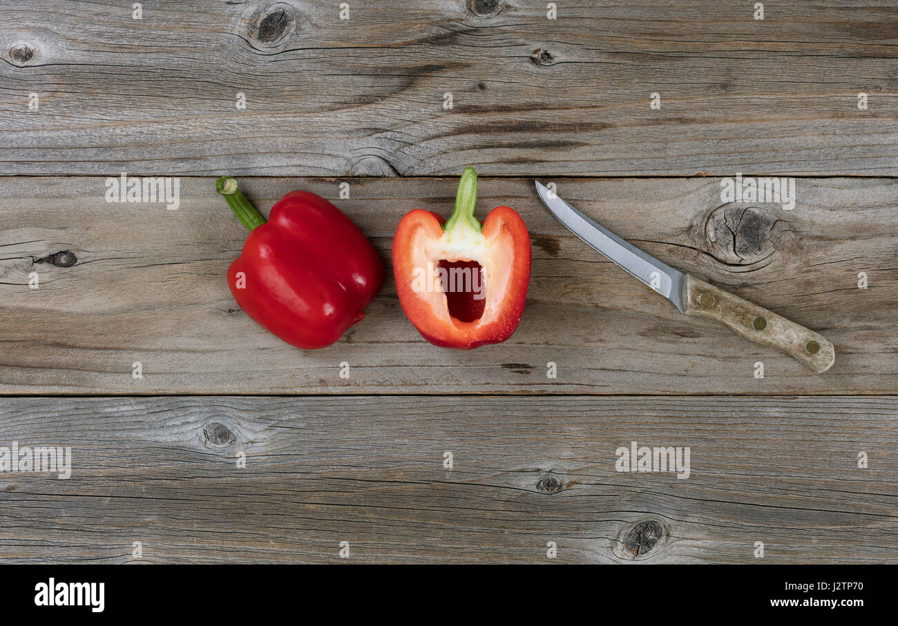 Fette di peperone e spelucchino dritto su legno rustico nel piatto formato laici Foto Stock