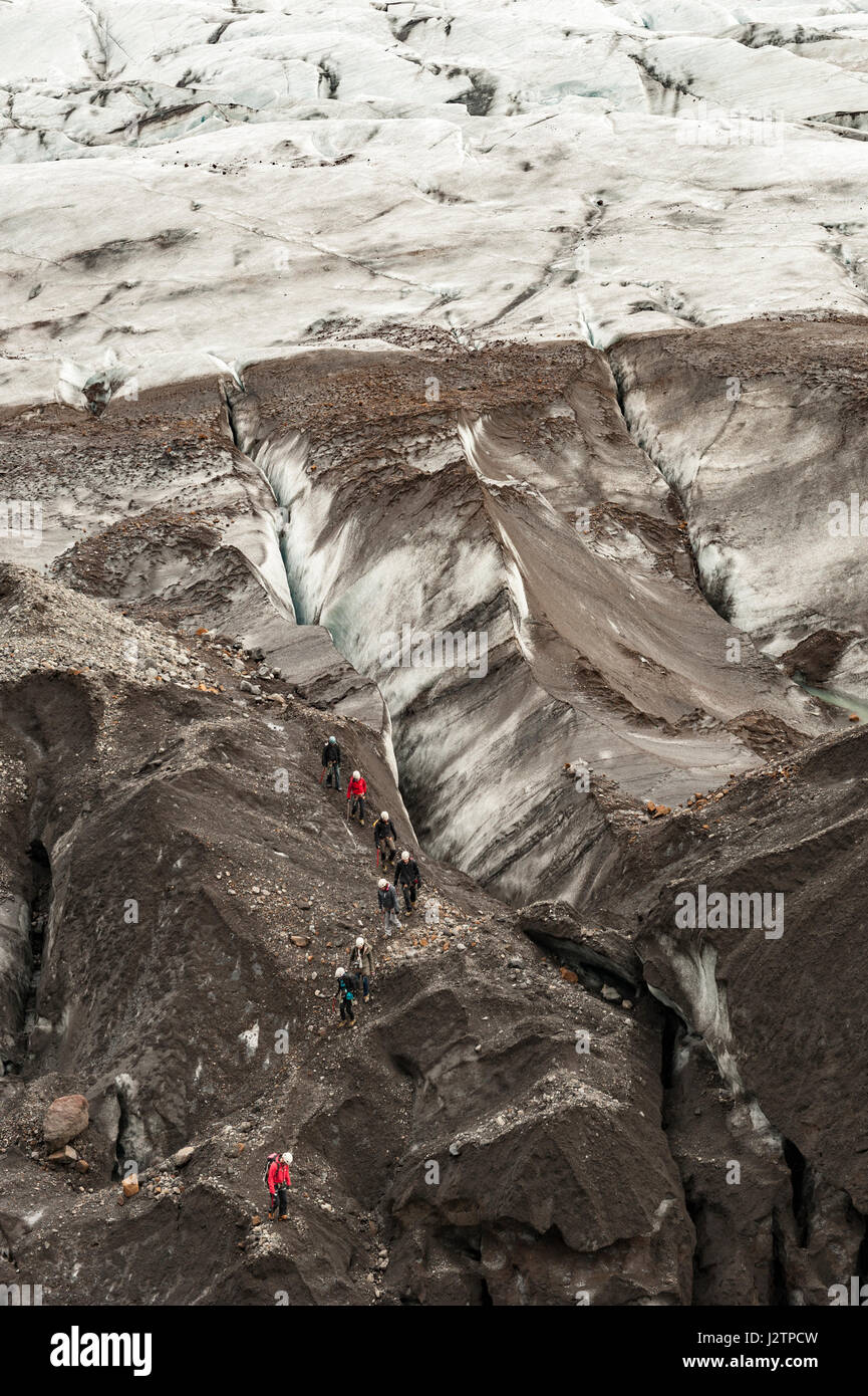 Tour guidato, escursionisti a piedi su un ghiacciaio, calotta di ghiaccio, Svinafellsjokull, ghiacciaio di uscita del ghiacciaio Vatnajokull, Islanda. Foto Stock